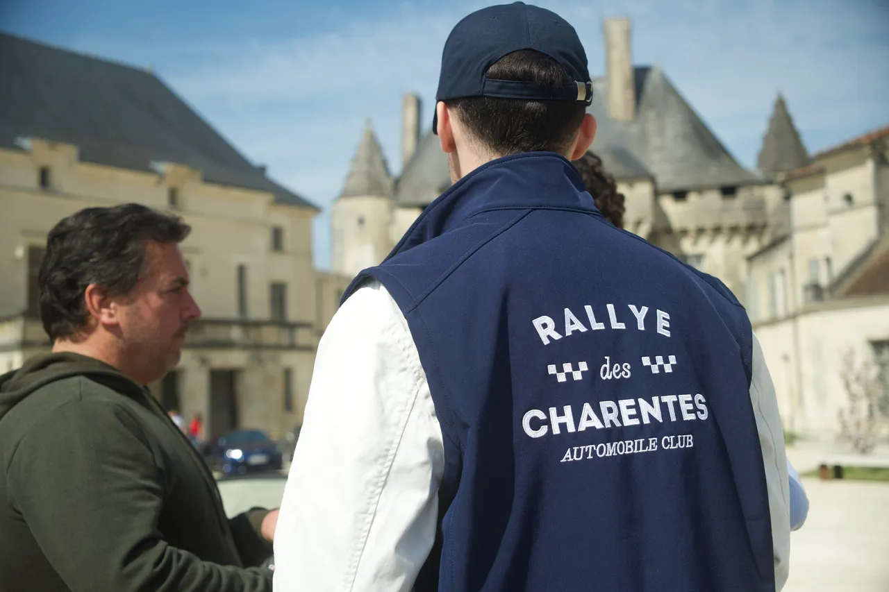 Un membre du Rallye des Charentes lors du Paddock Barbezilien