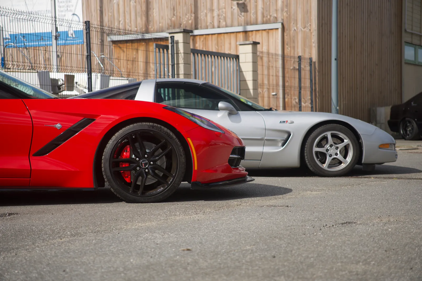 Corvette rouge et Corvette grise au Paddock Ronçois de mars 2026