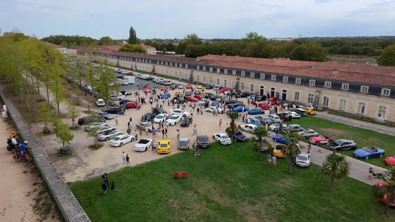 Vue aérienne du rassemblement à la Corderie Royale de Rochefort