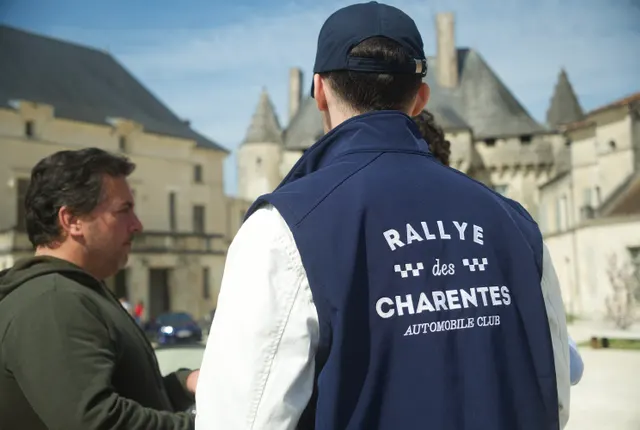 Un membre de l’association et les visiteurs lors du rassemblement