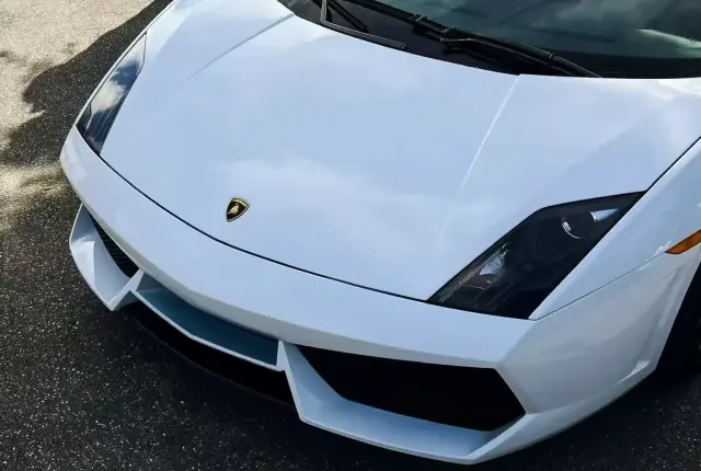 Vue avant d’une Lamborghini blanche