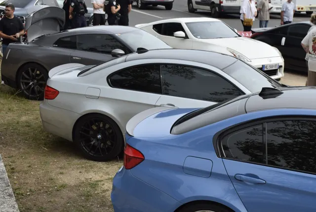 BMW et voitures de sport exposées à Rochefort