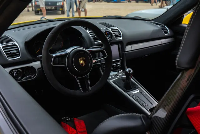 Habitacle et volant d’une Porsche au rassemblement