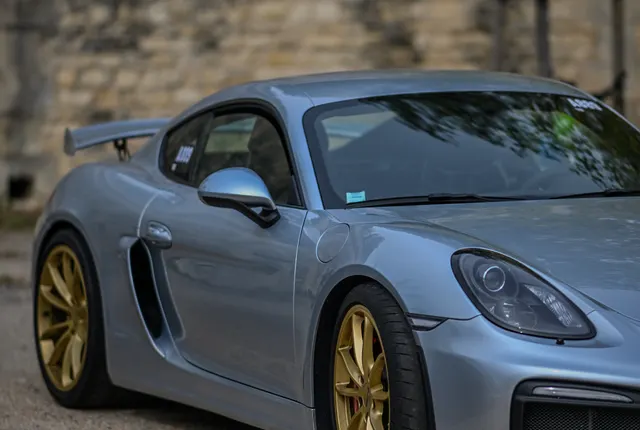 Porsche grise photographiée à Rochefort