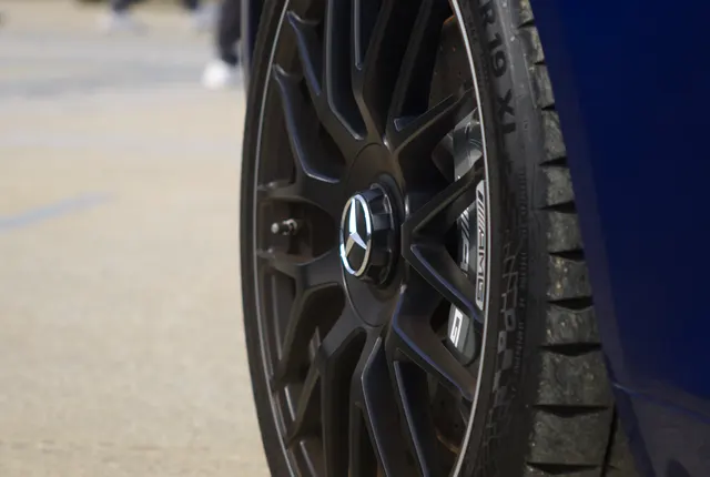 Détail d’une roue de Mercedes
